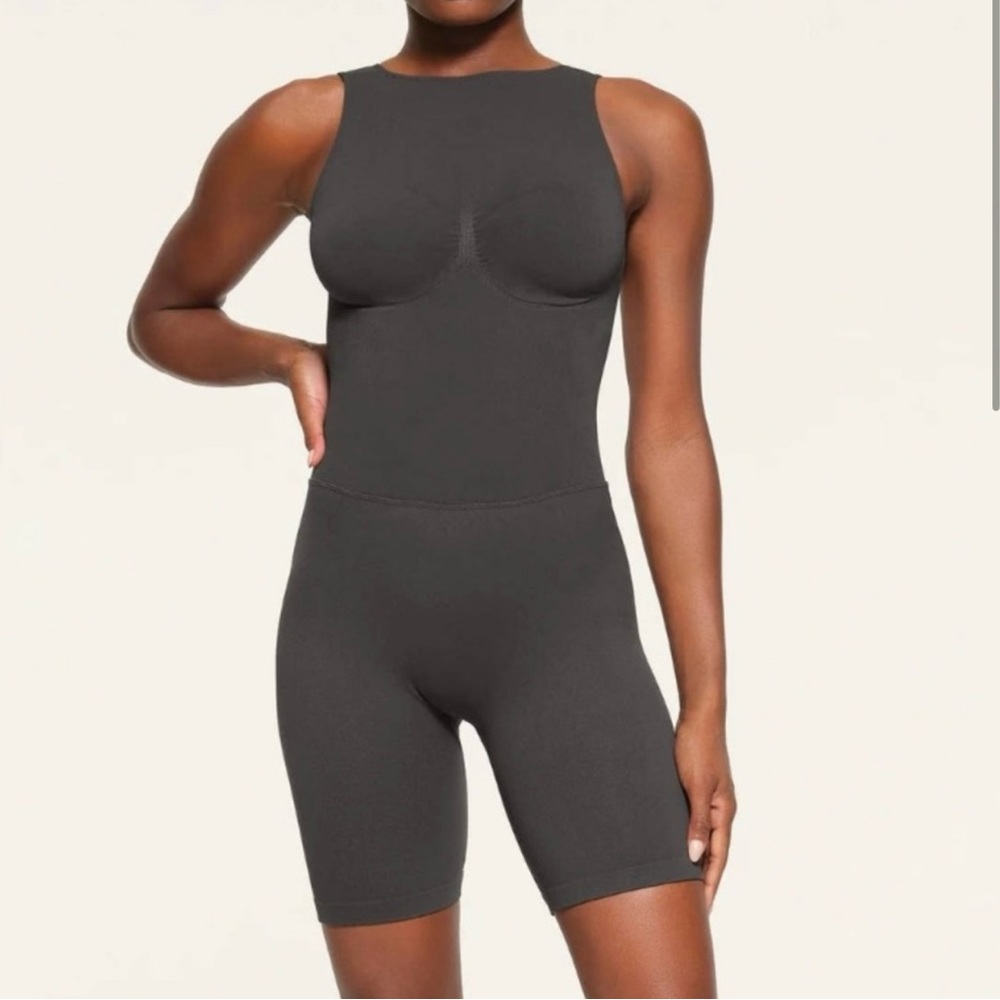NWT SKIMS Contour Lounge Onesie